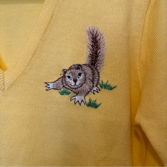 Amazing vintage yellow v neck sweater w/squirrel embr. by ADES of California - Picture 3 of 5